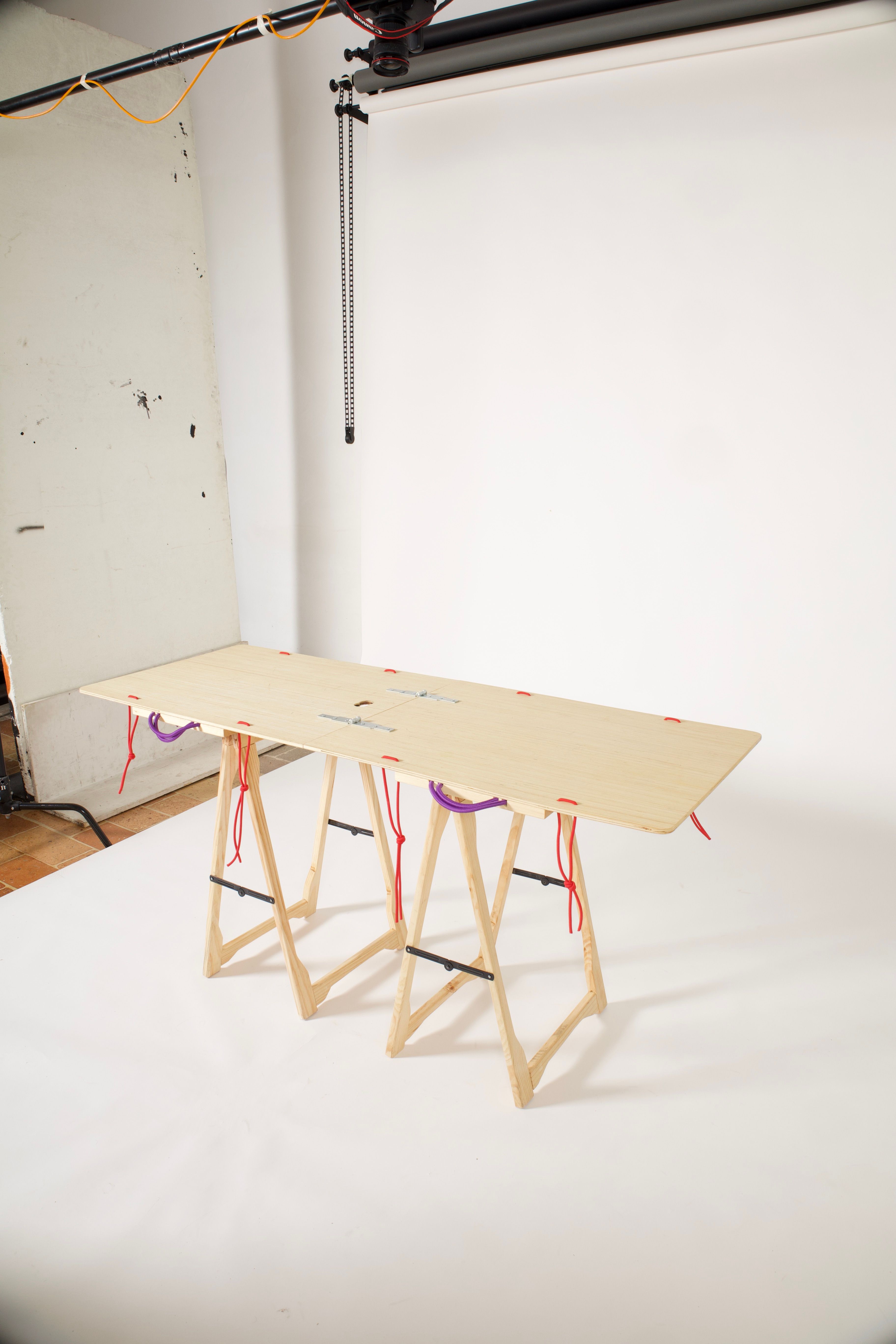 Il tavolo pieghevole di radio spugna
